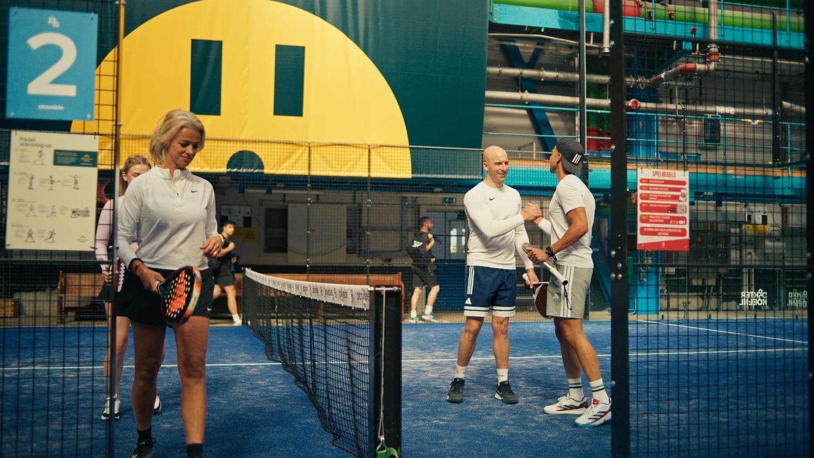 Padelbaan 2 bij Playside KMS, met spelers aan het net
