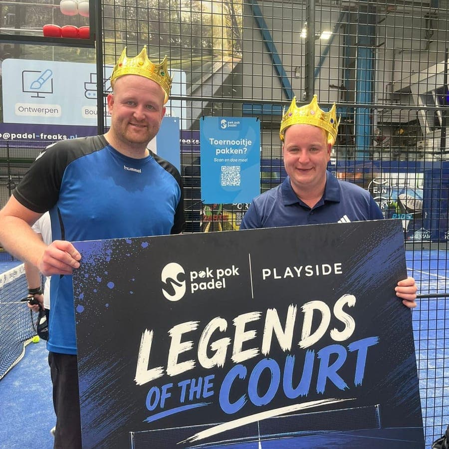 Twee spelers met kroontjes houden het bord Legends of the Court van Pok Pok Padel en Playside vast