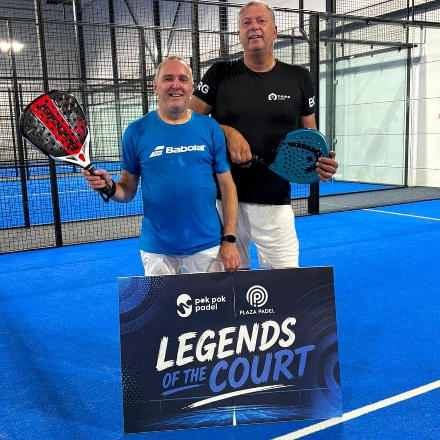 Twee spelers met hun rackets achter het bord Legends of the Court van Pok Pok Padel en Plaza Padel